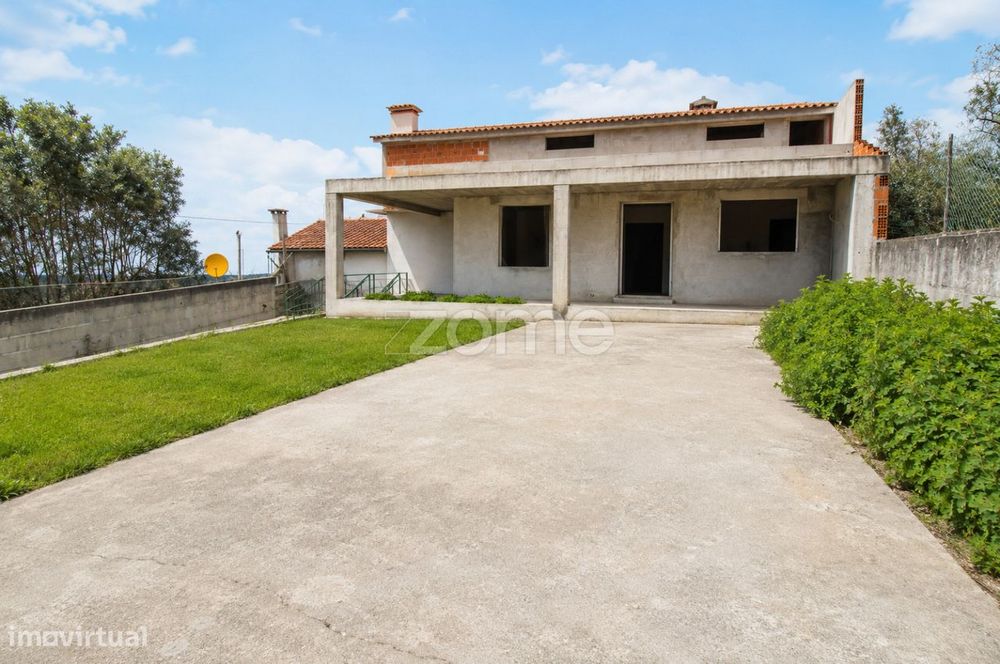 Moradia Unifamiliar em Construção - OUteiro de Souselas