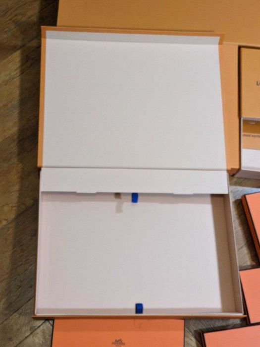 Коробки  різних брендів Louis Vuitton, Hermes