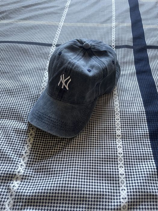 Roupa, calçados, chapéu de sol