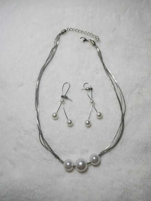 Набір елегантних прикрас.