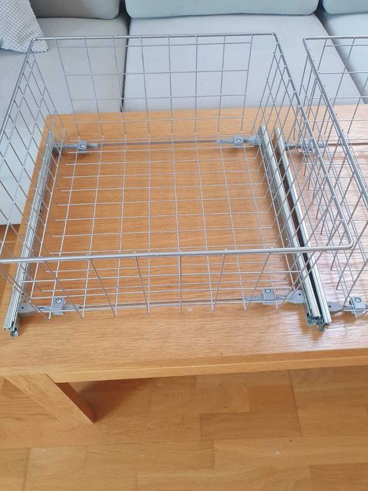 Kosze metalowe, prowadnice łożyskowane.