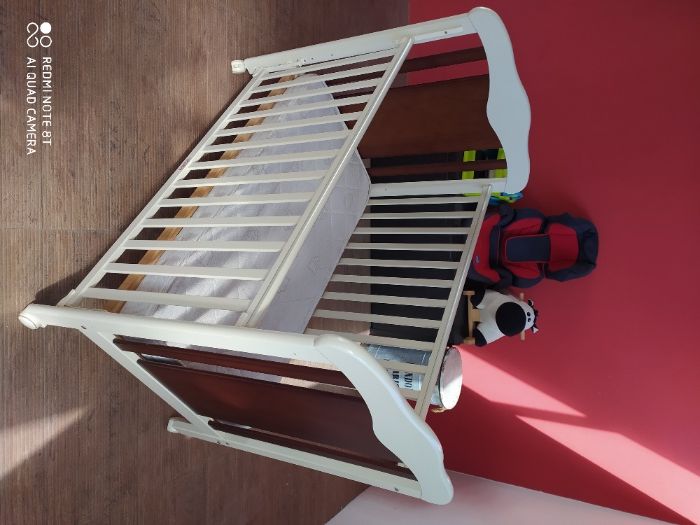 Cama de grades/berço da marca Trama (grupo Bébécar)