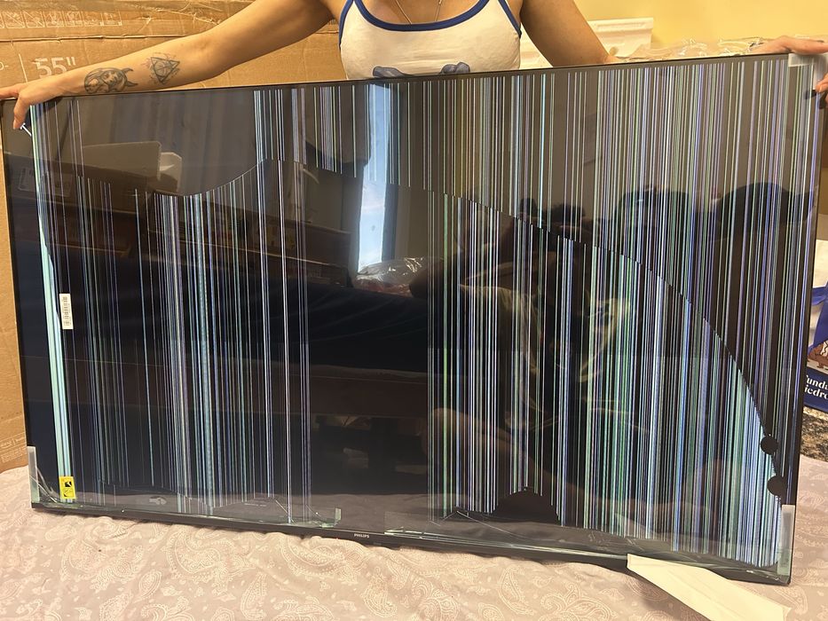 7 telewizorów Smart TV z uszkodzonymi ekranami