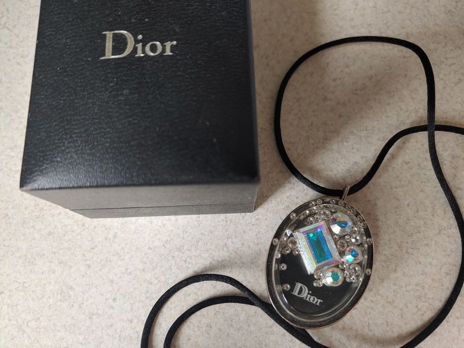Продам кулон оригинальный Dior