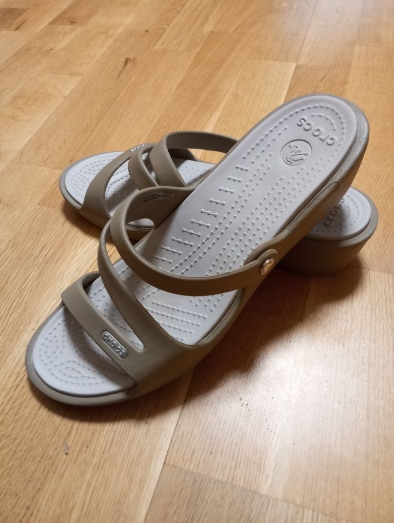 Crocs w9 top