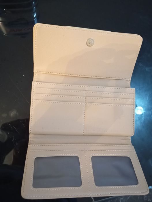 Vendo carteira espaçosa