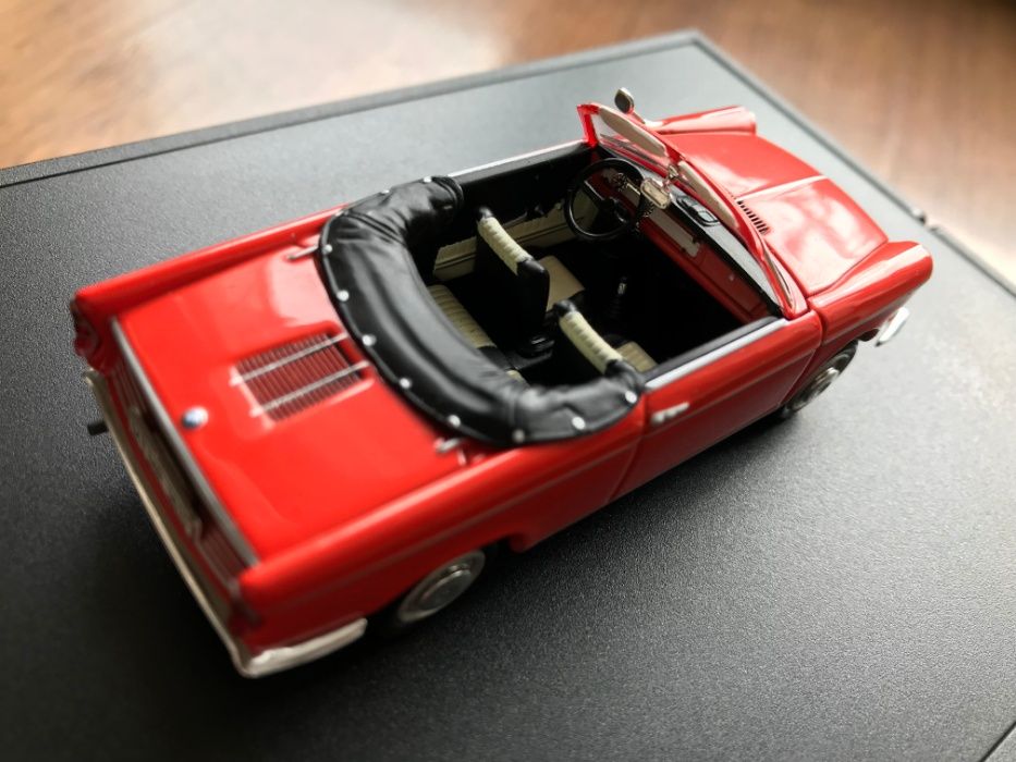 BMW 700 Cabrio 1961 Vermelho (miniatura de colecção MINICHAMPS, 1:43)