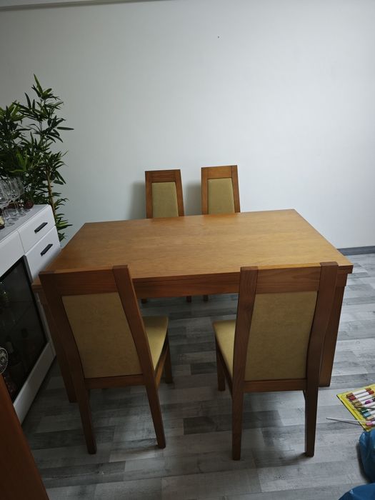 Vendo mesa com 4 cadeiras