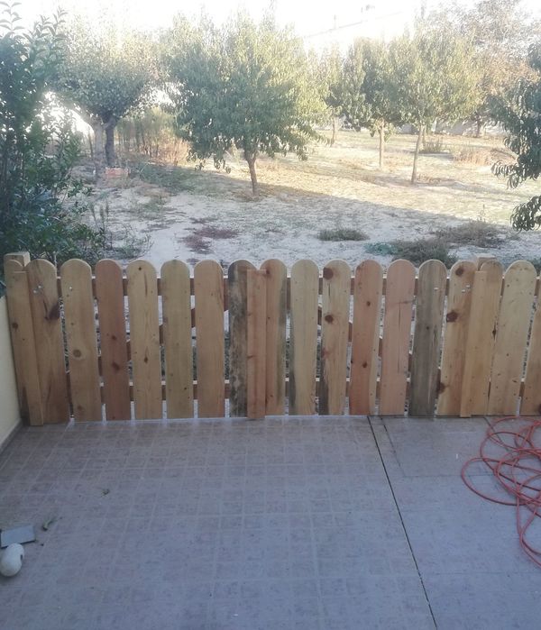 Portões de madeira rústica e muito robusta.