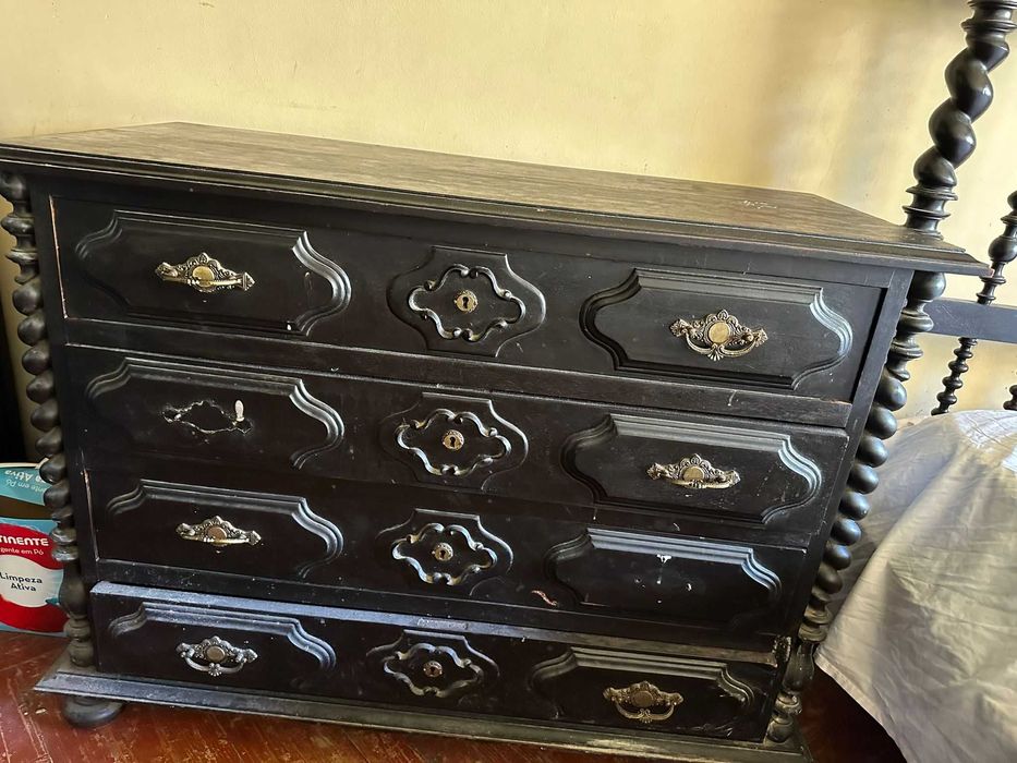 Cama roupeiro e 2 comodas de pau preto