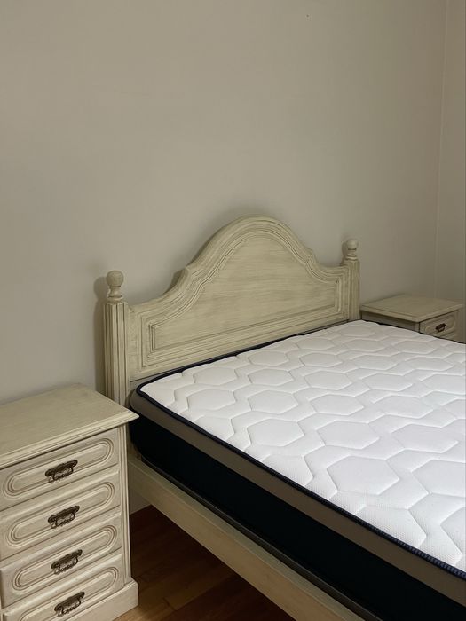 Mobília de quarto (cama, duas mesas de cabeceira, cómoda, espelho, armário e cadeira)