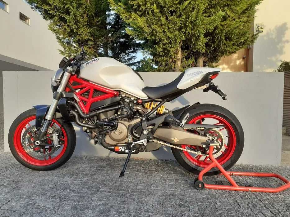 Ducati Monster 821 com Termigioni