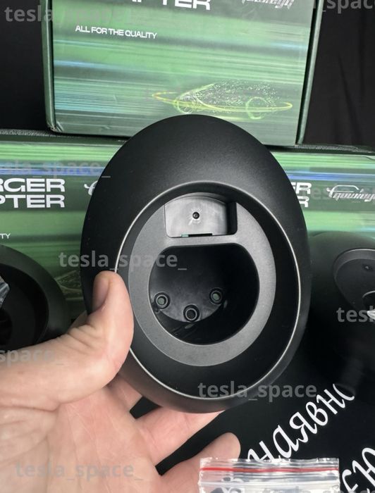 тримач для акуратного зберігання зарядного кабелю та пістолета Tesla