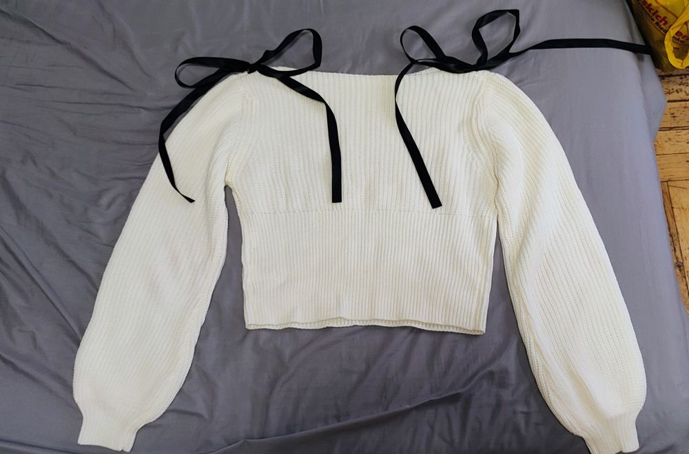 Biała krótka sweterkowa bluzka, rozmiar M