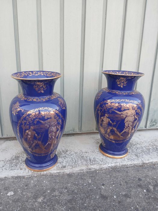 Par de jarras em porcelana azul-cobalto e dourado – 50 cm – estilo Sèvres