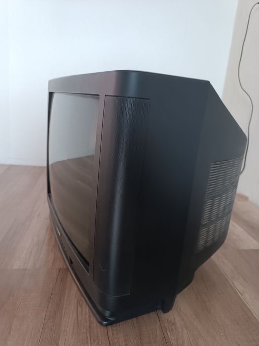 Продам телевізор з настінним кріпленням