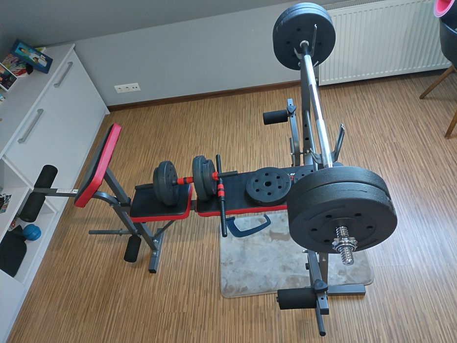 Ławeczka do ćwiczeń ze sztangą i modlitewnikiem