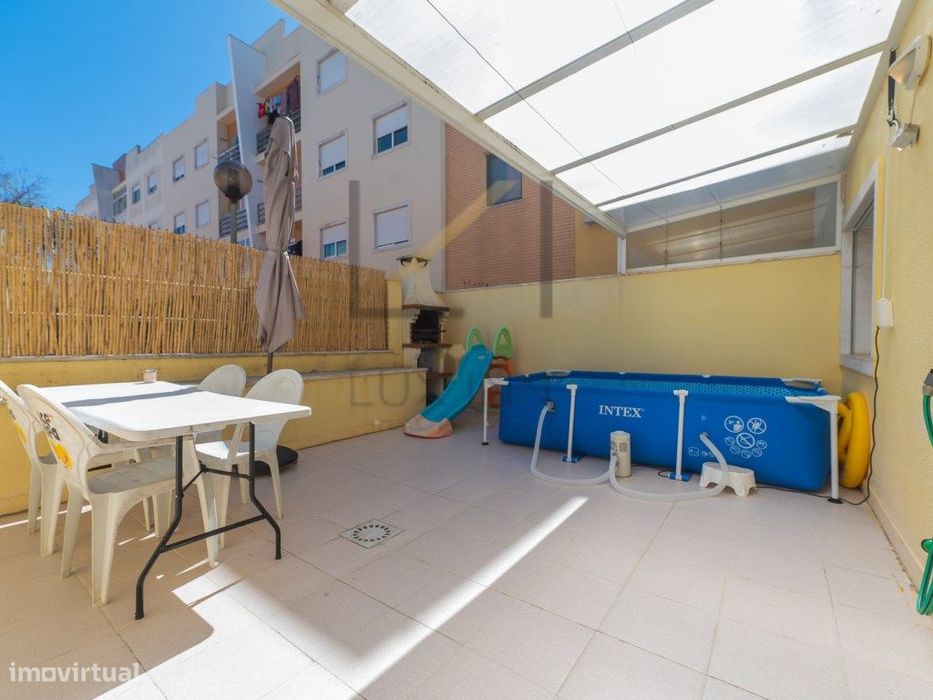 Apartamento T3 com terraço, parqueamento para 2 viaturas e arrecada...