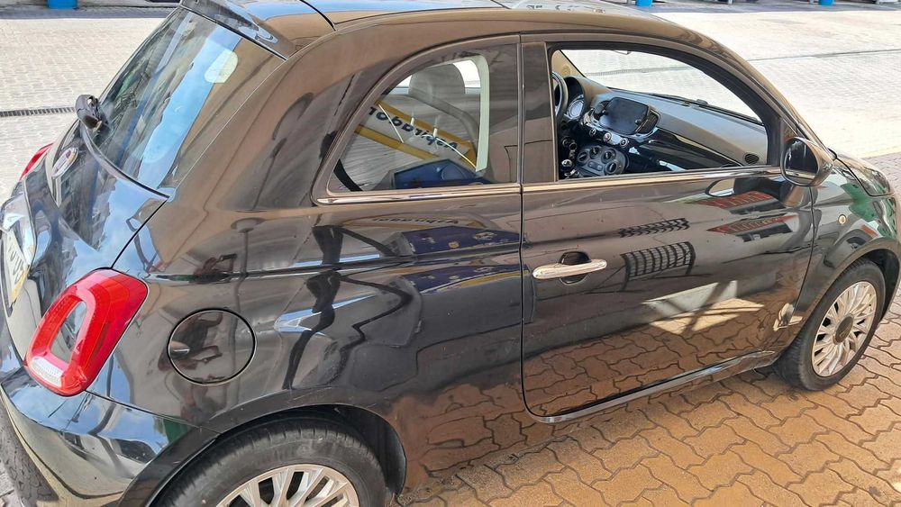 Fiat 500 preto com teto panoramico