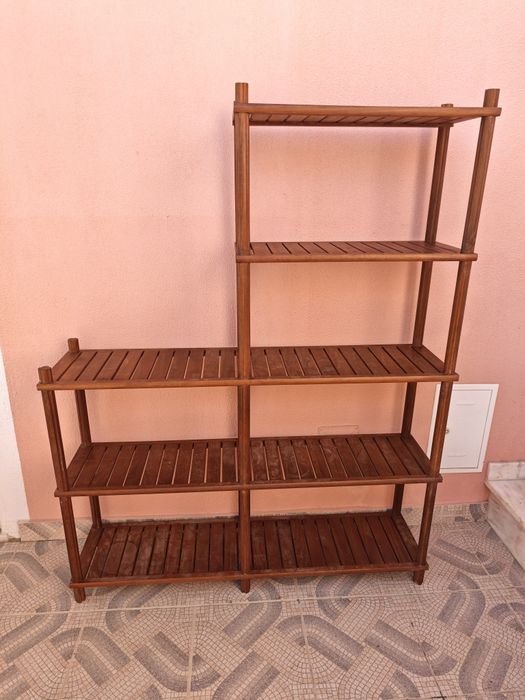 Três estantes de ripas