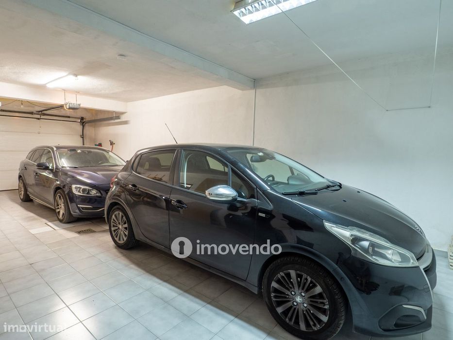 Moradia T6 com jardim, terraço e garagem, em Rio de Mouro