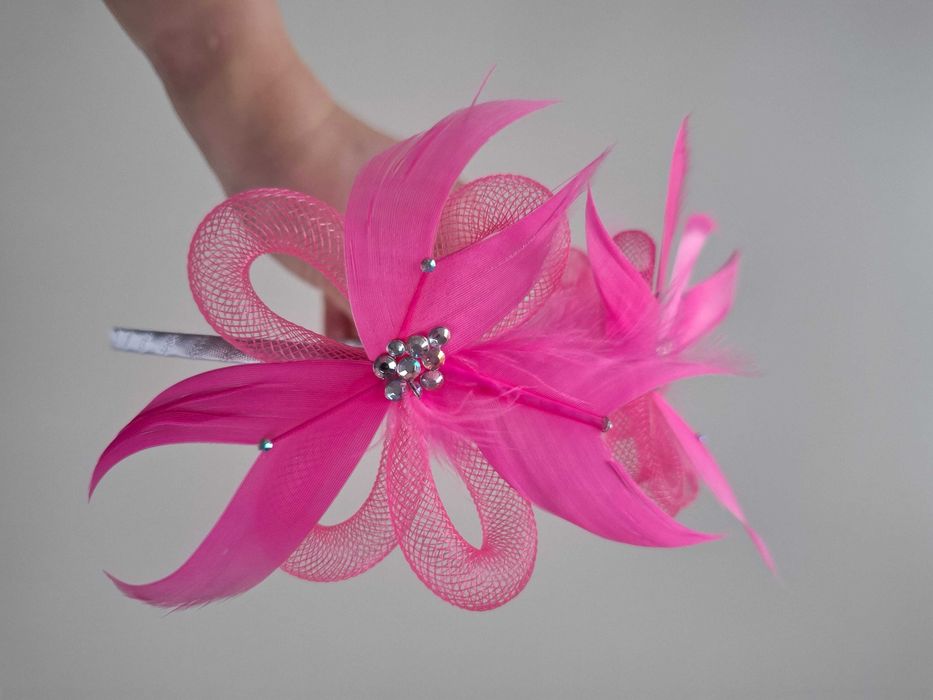 Fascynator w kolorze różu – ręcznie wykonany, na opasce