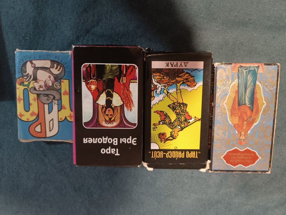 Различные колоды карт Таро.