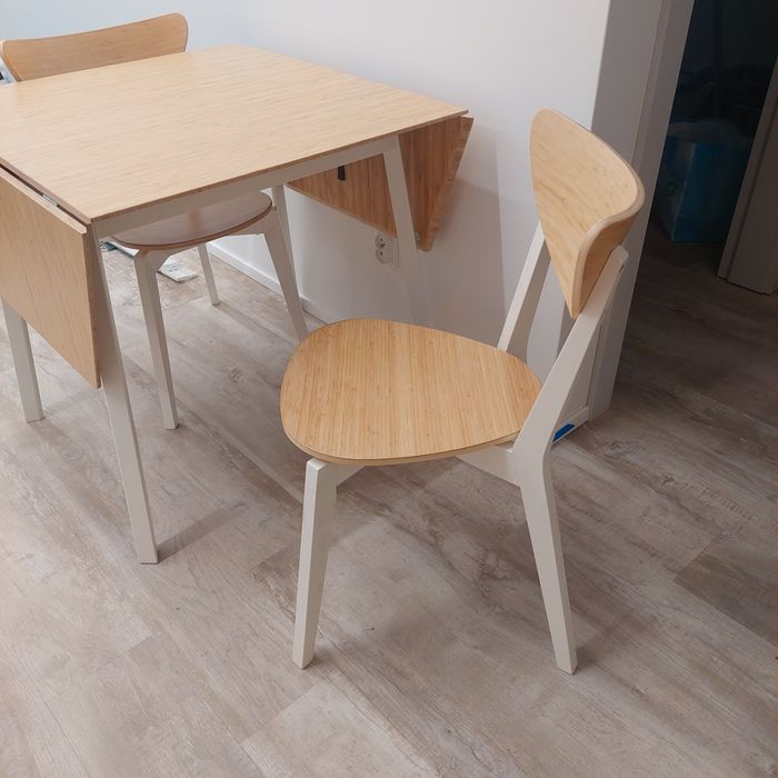 Stół rozkładany z krzesłami