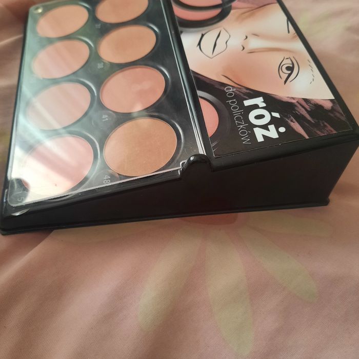 Stojak ekspozytor paleta róż do policzków Paese