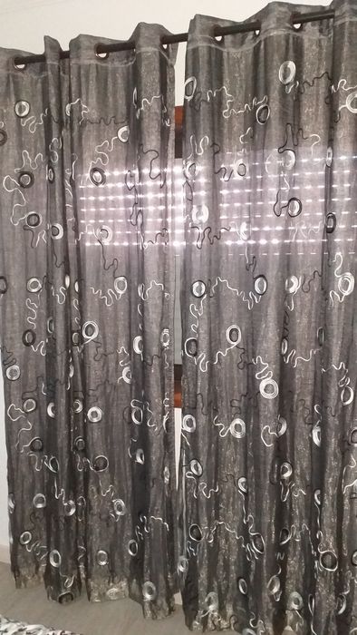 Cortinados em tons cinza/prateado