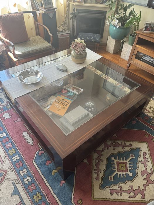 Mesa de centro em madeira com vidro