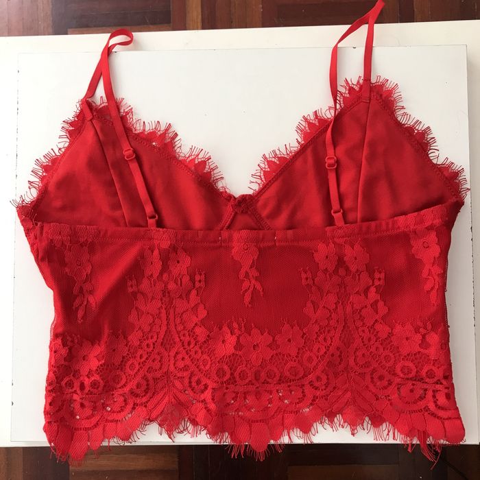 Top de renda vermelho e branco + saia de folhos