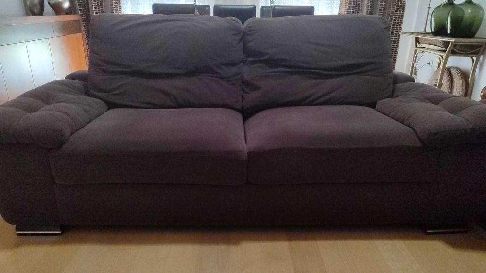 Conjunto de sofás em veludo castanhos escuros