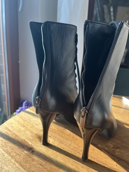 Skórzane botki na wysokim obcasie – rozmiar 40