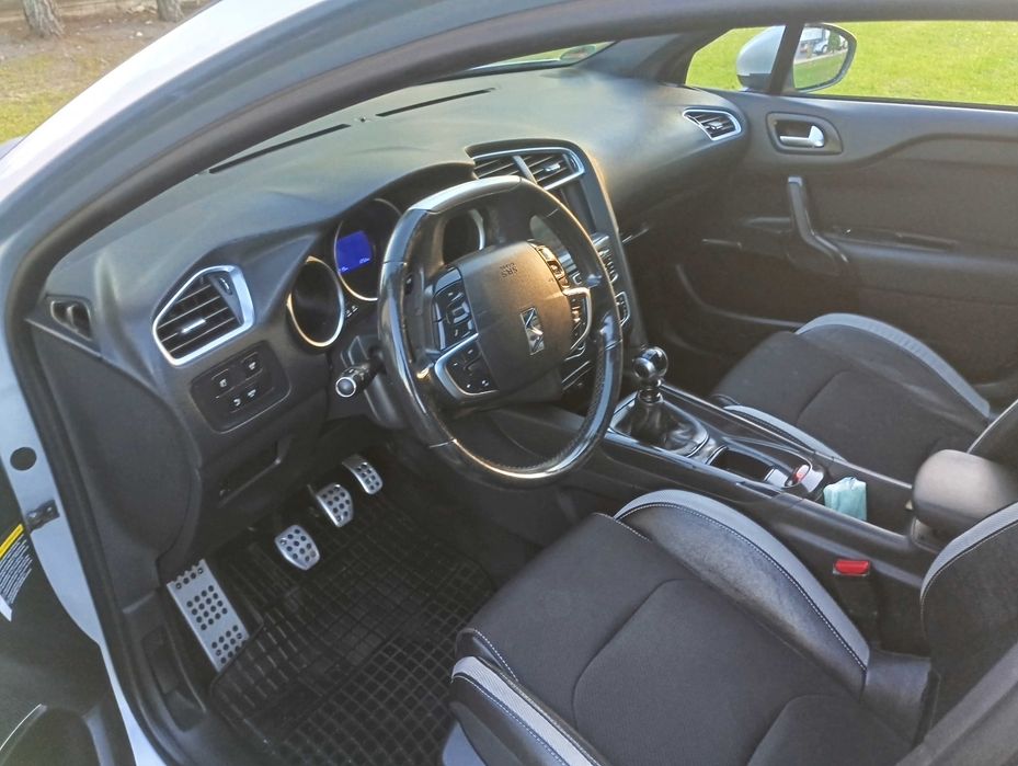 Sprzedam samochód Citroena DS4