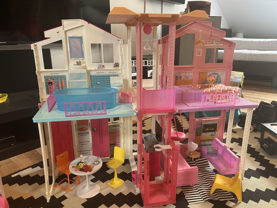 Domek Barbie z winda
