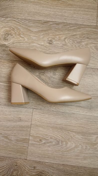 Czółenka 39 na słupku beżowe