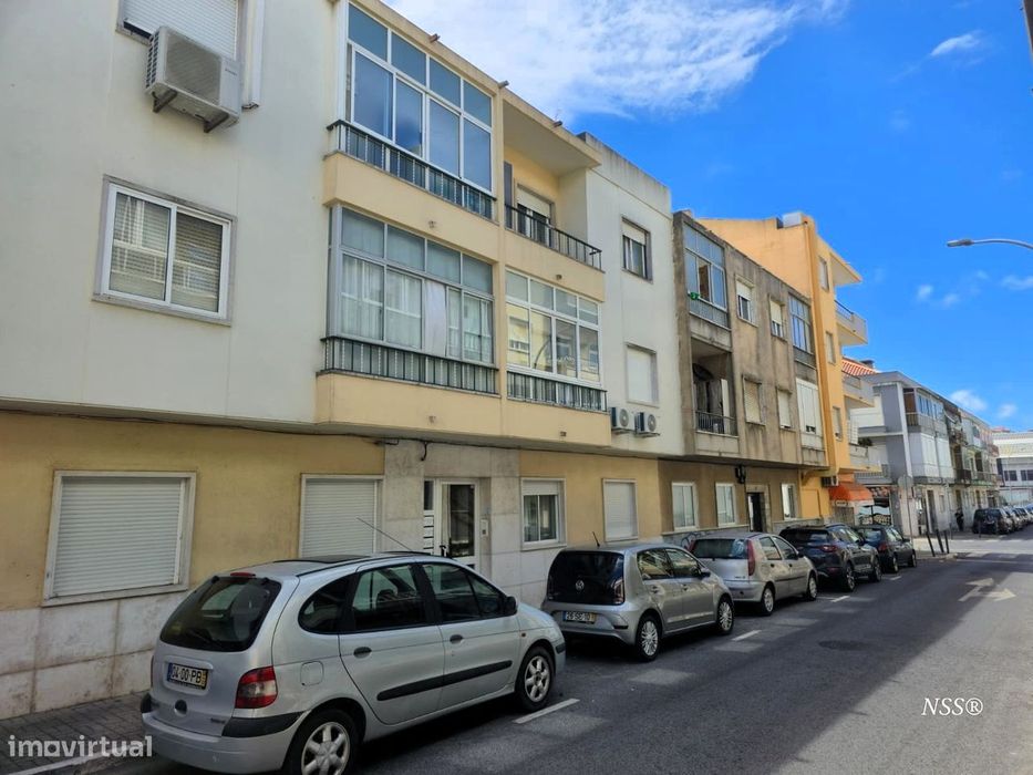 Apartamento T2 com quintal e anexo na Amadora