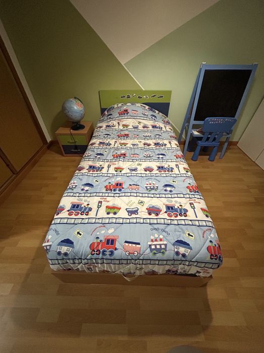 Cama solteiro + mesa cabeceira