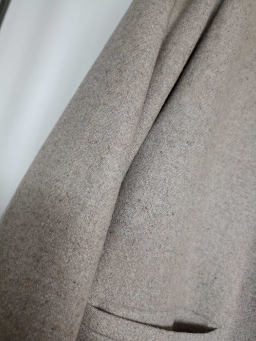Beżowy przejściowy wełniany płaszcz quiet luxury taupe janbor