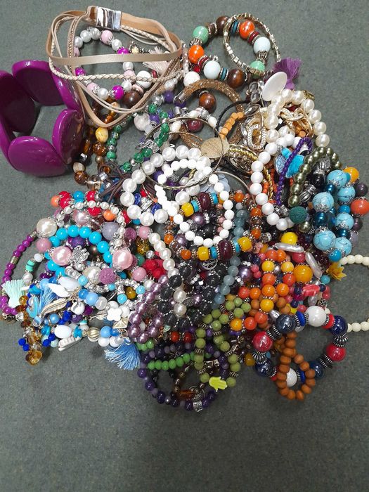 Pulseiras e Colares