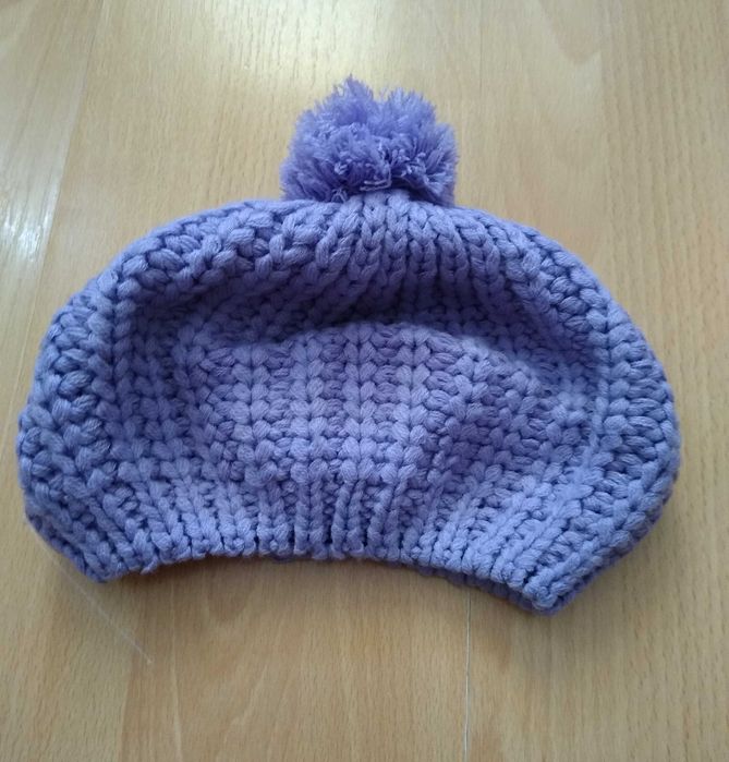 Czapka beret lekka kolor wrzosowy liliowy z pomponem