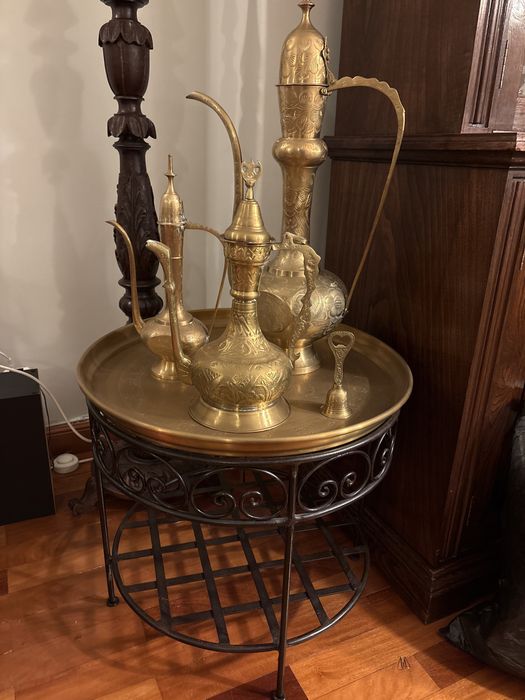 Conjunto de mesa e jarros estilo marroquino