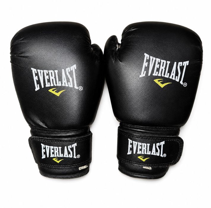 Боксерские перчатки Everlast.