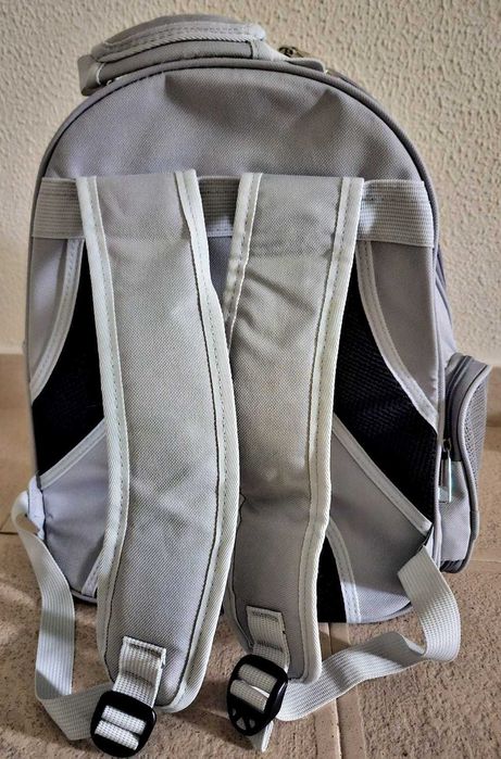 Mochila para transporte de cães, gatos e aves de pequeno porte.
