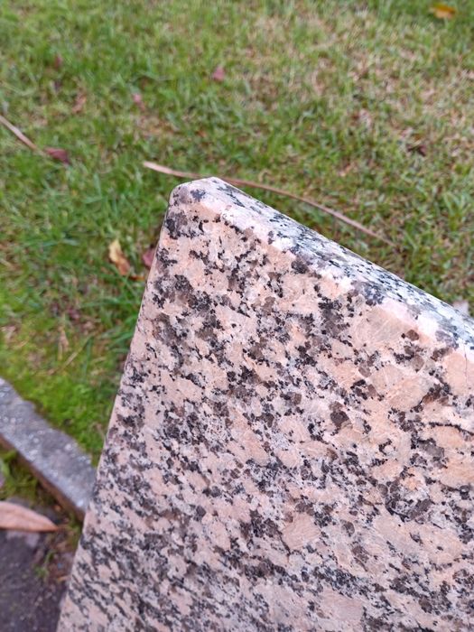 Pedra em granito com medidas: 130/80/3cm.
Exemplar estado de conservaç