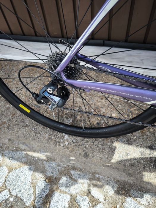 Specialized Roubaix com rodas Roval carbono
