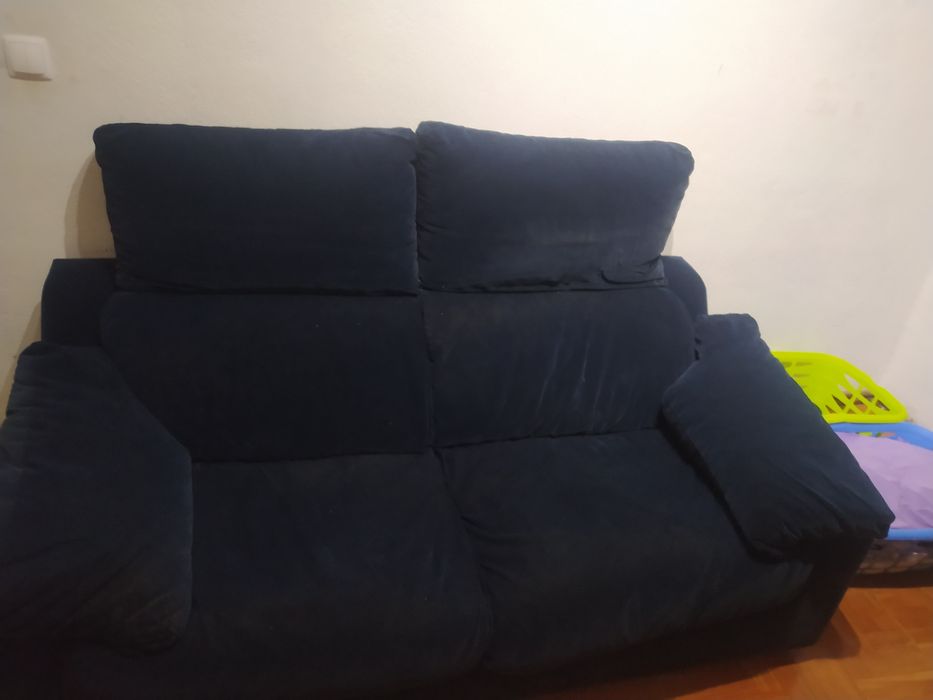 Um sofá em bom estado de 2 lugares.