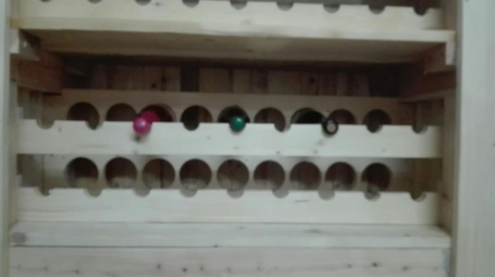 Garrafeira rústica e muito robusta.