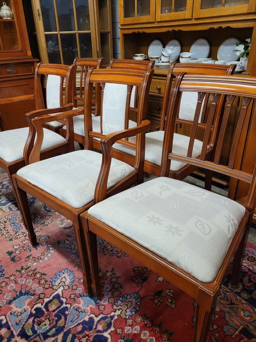 Krzesła piękne angielskim stylu w jasnej tapicerce